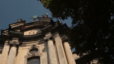 Lviv Dominik kilisede. Hiç bulutlar ile güneşli gün ve bllue gökyüzü