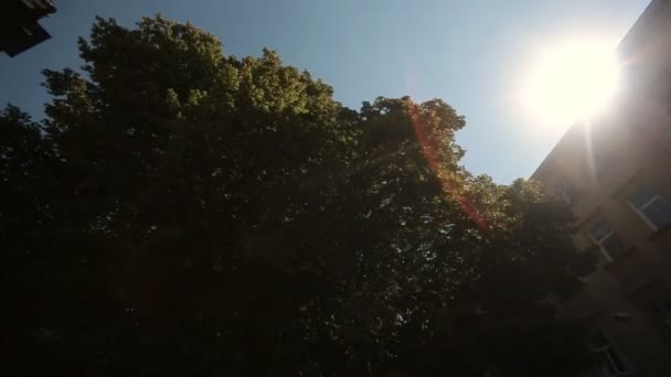 Église dominicaine à Lviv. Journée ensoleillée et ciel bleu sans nuages — Video