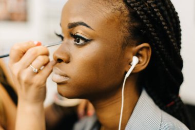 Çekim, müzik ve yapmak yapıyor Afro-Amerikan modeli hazırlanılıyor.
