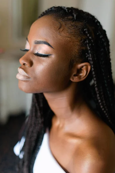 Splendida americana africana giovane donna in abito bianco con trucco sera sul suo viso . — Foto Stock