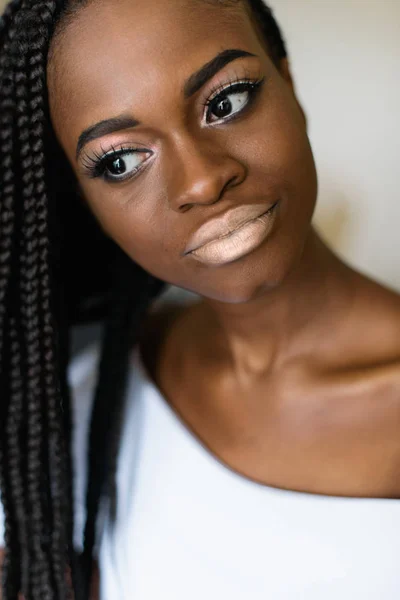 Портрет африканской девушки в белом платье. вечер макияж, белые губы, большие глаза . — стоковое фото