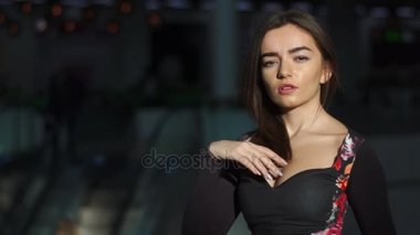 seksi kız poz ve kameraya bakıyor. Birine arzu gözlerinin içine bakarak ve el çekici kadın yüze yakın. O takeing elini saçlar için.