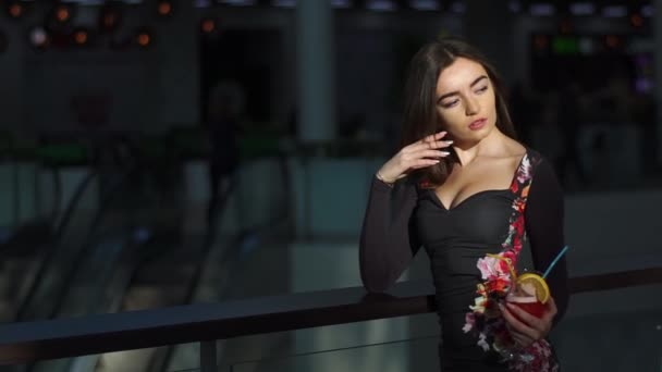 Seksi kız kırmızı elinde kokteyl ile poz. Birine arzu gözlerinin içine bakarak ve el çekici kadın yüze yakın. O güneş ışığı nedeniyle gözlerini kapattı. — Stok video