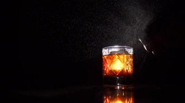 Viski cam aracılığıyla ışık. El etrafında püskürtme.