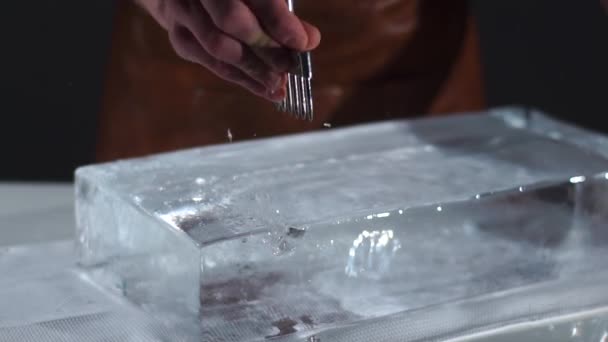 El camarero aplastando hielo con tenedor especial — Vídeos de Stock