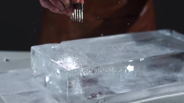 El camarero aplastando el hielo con un tenedor especial y rompiendo un gran trozo de hielo — Vídeo de stock