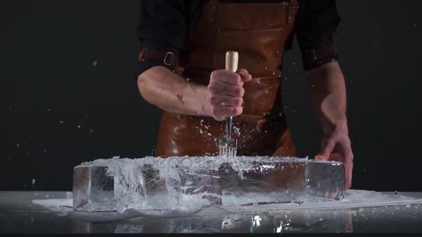 Barmann mit starken Armen zerquetscht Eis mit spezieller Gabel und bricht ein großes Stück Eis ab — Stockvideo