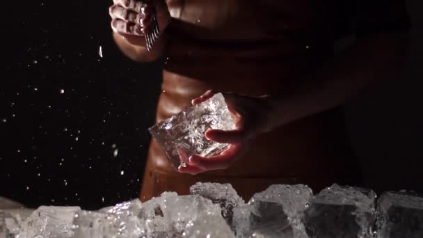 Barman avec bras forts écrasant la glace avec fourchette spéciale, morceaux de glace volant partout — Video
