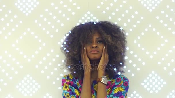 Portret van een sensuele jonge Afrikaanse vrouw op zoek naar camera mooi meisje met afro haar haar gezicht aan te raken. Beauty en huidverzorging concept. — Stockvideo