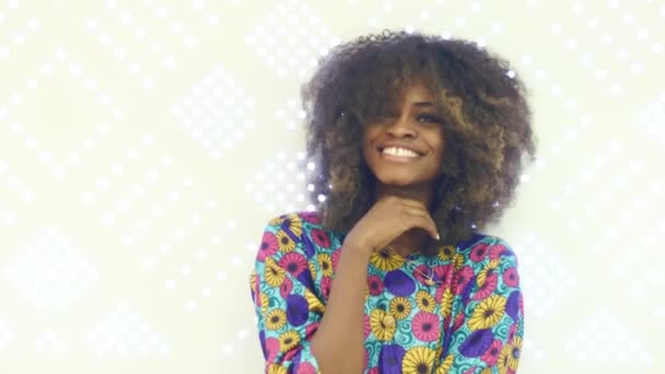 Ritratto di giovane ragazza carina, ragazza afro-americana che guarda la macchina fotografica e sorride — Video Stock