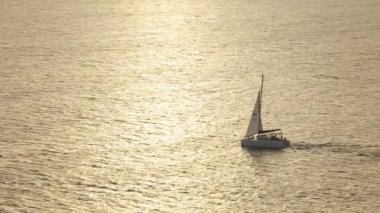 Açık bir günde sakin deniz ve gün batımı gökyüzü santorini Yunan Adası ile yolcu gemisinde