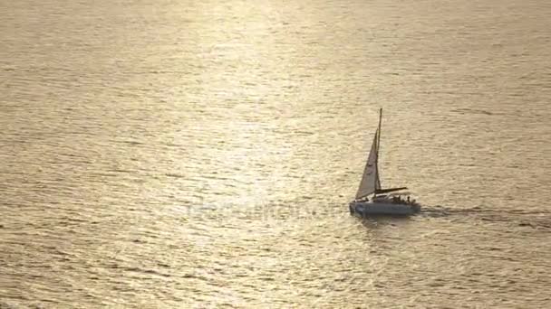 Navio de cruzeiro em um dia claro com mares calmos e céu do por do sol na ilha grega de santorini — Vídeo de Stock