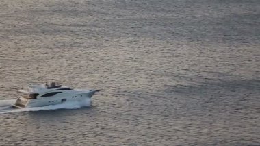 Beyaz açık bir günde sakin denizler ve Yunan Santorini Adası üzerinde mavi gökyüzü gemisi