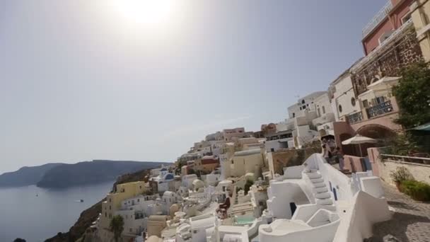 Csodálatos Santorini ősi fehér architektúra. Hegyekre és a tengerre, a háttérben — Stock videók