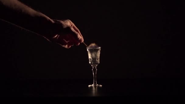 Сильная рука медленно сжигает алкогольный напиток — стоковое видео