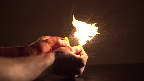 Pulvérisation du jus de l'écorce d'orange au match brûlé 