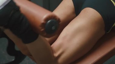 Genç güzel kadın egzersiz bacak bacak basın makine için mu