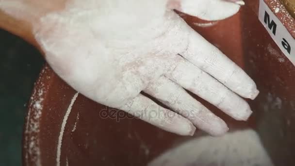 Woman hands with long nails immerses hands in talc before lifting weights — Stock Video