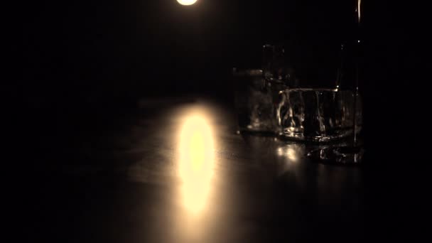 Заморожена і рідка вода на чорному столі — стокове відео