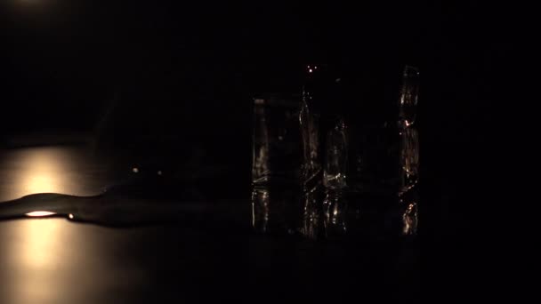 在黑暗中燃烧的冰 — 图库视频影像