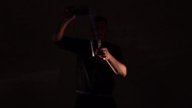 Barmen eli titretici kokteyl döker.