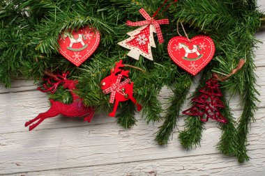 Tatil dekorasyon. Kırmızı acıyor ve komik geyikler üstünde o ile Noel ağacı