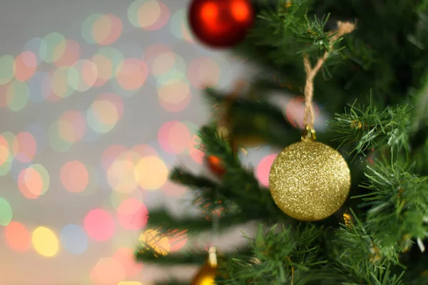 Рождественская елка с декоративными золотыми и красными шариками — стоковое фото