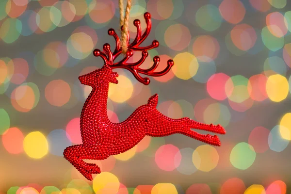 Рождественские украшения. Новогодний красный олень. Удивительная игрушка — стоковое фото