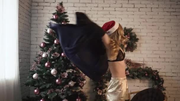 Ung vacker tjej i sexiga underkläder virvlande nära julgranen — Stockvideo