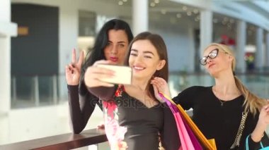 Üç kız selfie alışveriş merkezinde alışveriş sonra yapma