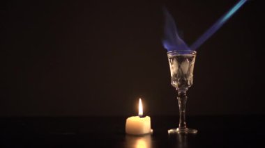 Bir gaz ile sambuka hafif küçük bir mum yakma