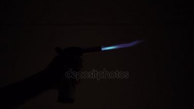 Bazı gaz çakmak karanlıkta dışarı icar