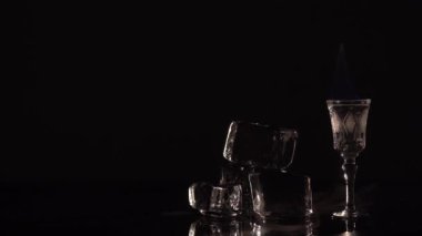 Buz küpleri ve alkol içki yandı