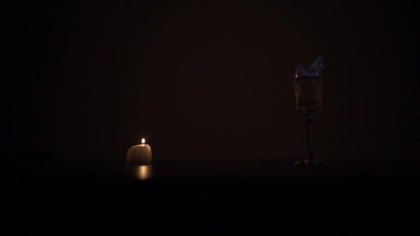Hořící sambuka a svíčka ve tmě — Stock video