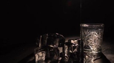 Yanan buz ve sambuka bir bardak