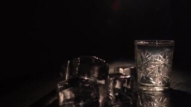 Yanan buz ve sambuka, bir bardak duman streams