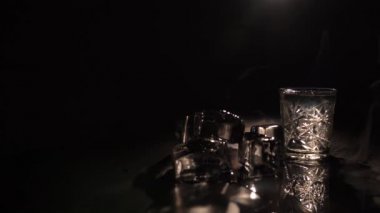 Yanan buz ve bir bardak alkol içki