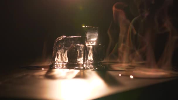 Cubos de hielo y coloridos arroyos de humo — Vídeo de stock