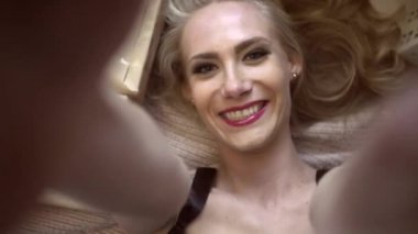 Genç seksi kız hediyeler arasında yalan, öpücük gönderme ve yapma kendini video