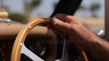 Eski eski model araba yakın çekim adam çalıştırır. Kıbrıs'ta balayı