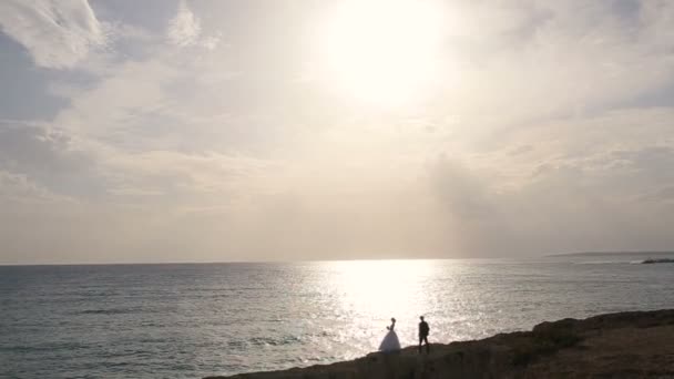 Schönes Hochzeitspaar bei Sonnenuntergang. Felslandschaft. Zyperns Paradies — Stockvideo