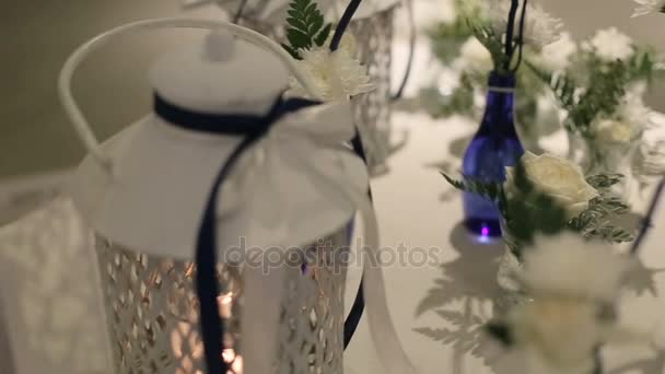 Γαμήλιο τραπέζι διακοσμημένο με τριαντάφυλλα, κεριά και φωτογραφίες — Αρχείο Βίντεο