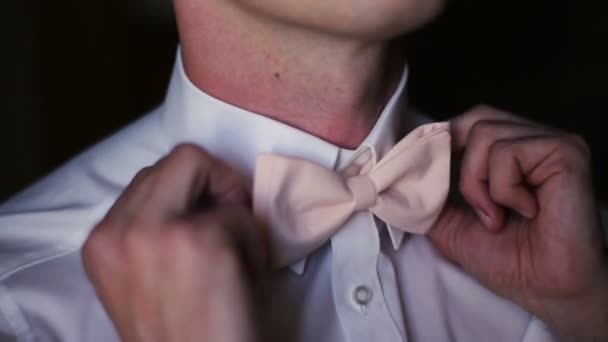 Hombre de traje azul con color crema de café bowtie y camisa blanca de cerca — Vídeo de stock