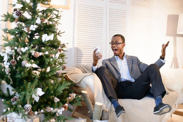 Mycket glad afro-american mannen inte kan handskas med känslor, han är mycket förvånad och överraskad på julafton — Stockfoto