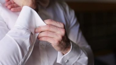 El kol düğmeleri üzerinde koyarak damadın kapatın. Düğün hazırlıkları