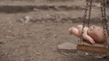 Sallanan korkunç çıplak kirli bez bebek