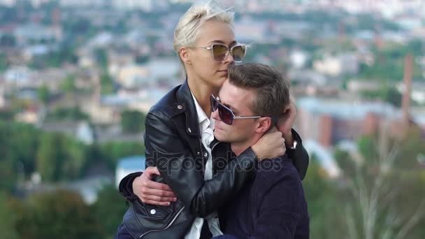Beau couple embrasser et profiter de la vue sur la ville — Video