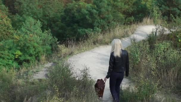 Jeune fille blonde va sur le chemin entre les buissons — Video