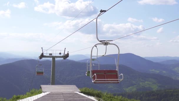 Kis kabin és a ski lift napsütéses nyári napon. Hó vár. — Stock videók