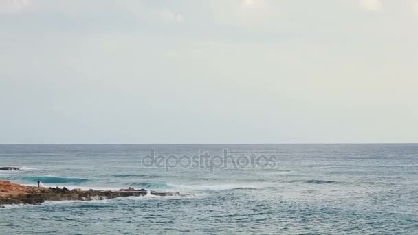 Rocky Seascape em Chipre. Praia ensolarada apedrejada no verão. Paraíso — Vídeo de Stock